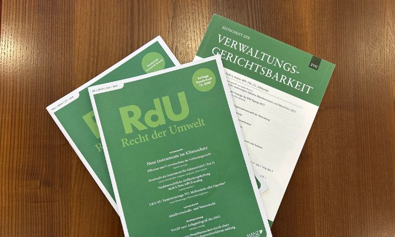 Ausgabe RdU und ZVG auf Holztisch