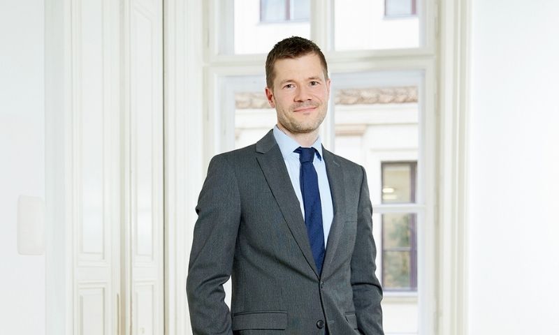 Thomas Riesz vor Fenster, Haslinger / Nagele, Foto von Julia Spicker