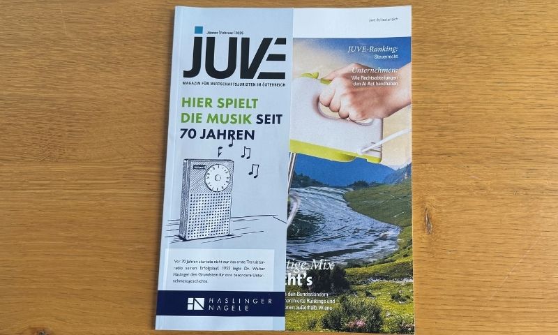 JUVE Cover Ausgabe Jänner/Februar 2025 auf Holztisch, Foto von Haslinger / Nagele