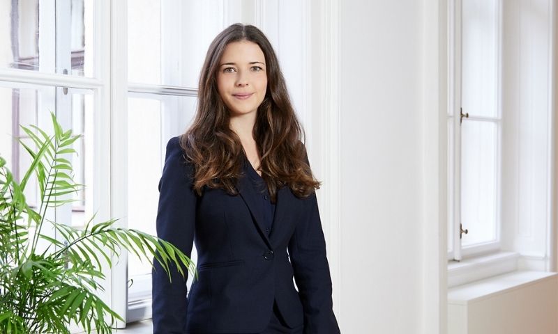 Sissy Weilharter steht vor einem Fenster, links ist eine grüne Pflanze, Haslinger / Nagele, Foto: Julia Spicker