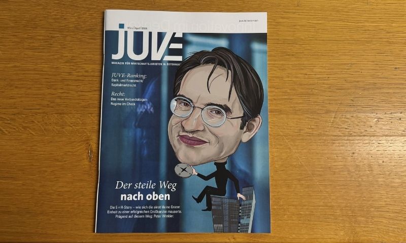 JUVE Cover auf Holztisch