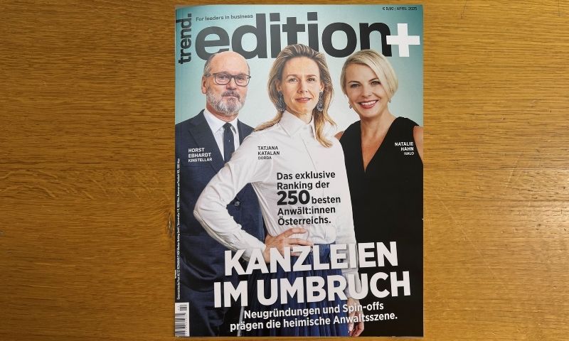 Cover von der Trend Ausgabe mit dem Thema Kanzleien im Umbruch auf einem Holztisch, Foto von Haslinger / Nagele