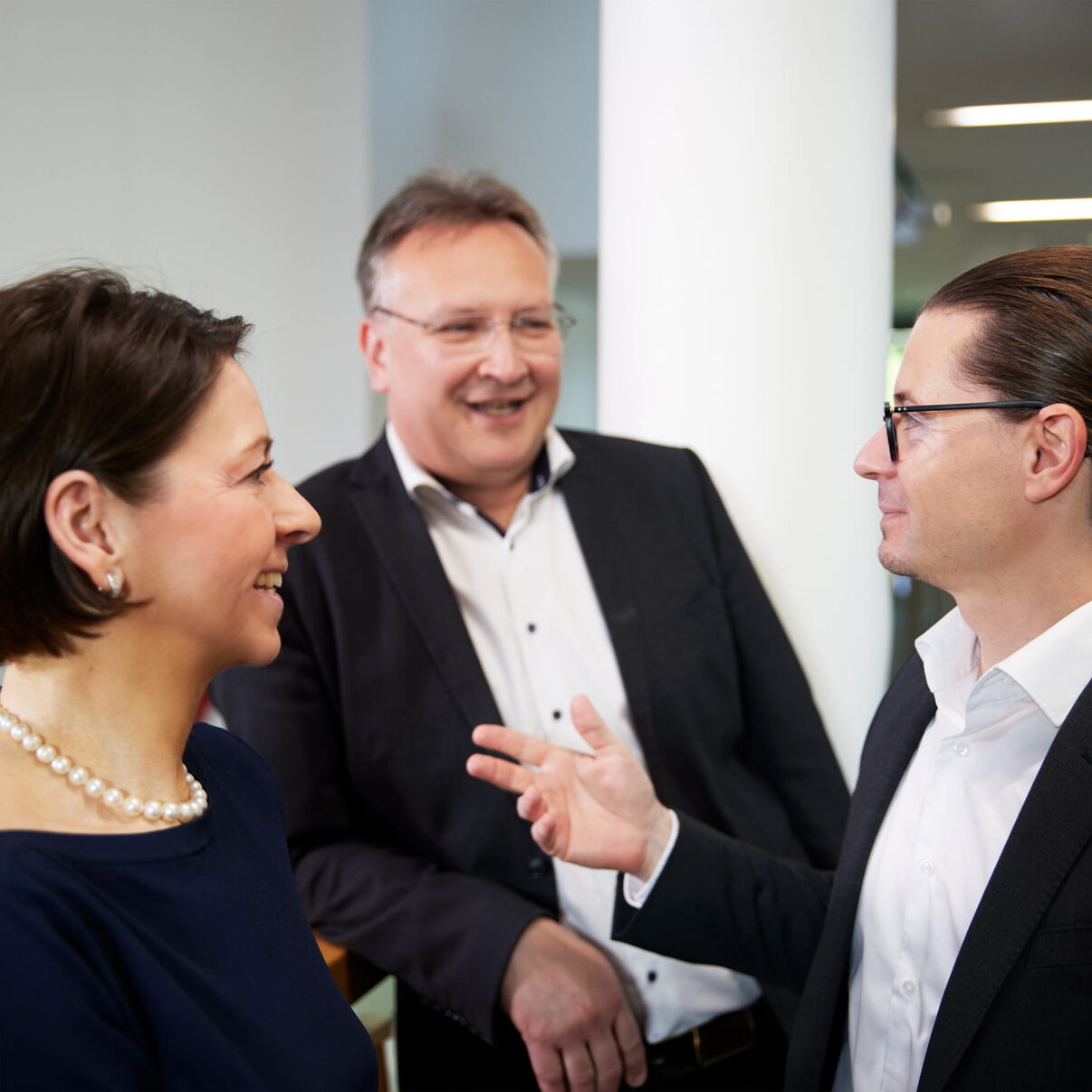Arbeitsrechtteam im fachlichen Austausch zu dritt in den Büroräumen von Haslinger Nagele.