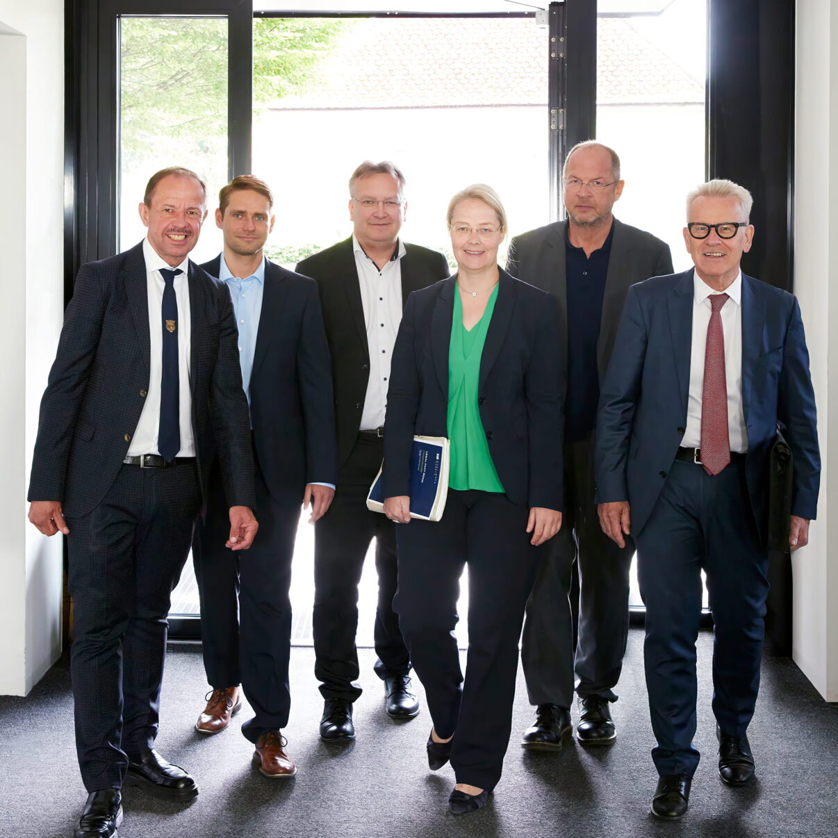 Sechs Teammitglieder des Stiftungsrechtsteams auf dem Weg zu einer Besprechung im Kanzleigebäude.