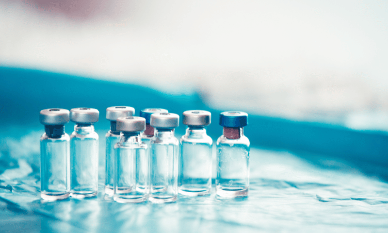 Medikamentenfläschchen im Labor als Sinnbild für Disparagement, Pharmaunternehmen und Marktwettbewerb.